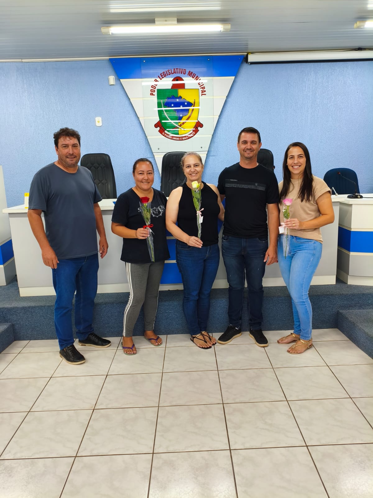 Administração municipal presenteou funcionárias públicas com uma rosa