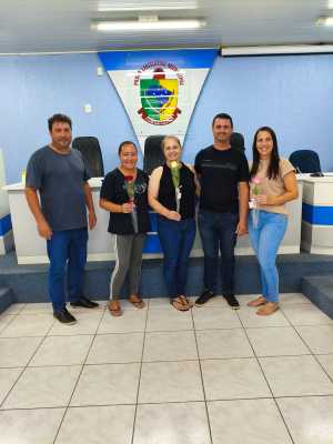 Administração municipal presenteou funcionárias públicas com uma rosa