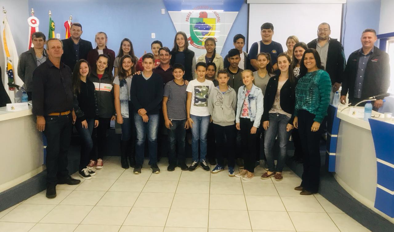 Vereadores mirins tomam posse na Câmara de Vereadores de Descanso