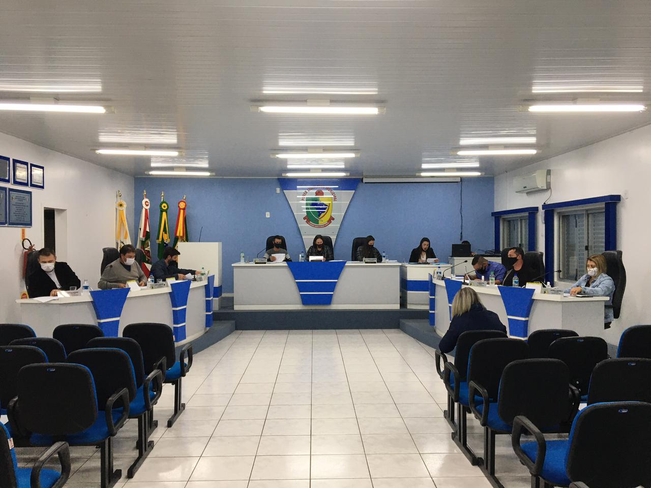 Vereadores solicitam licença legislativa.